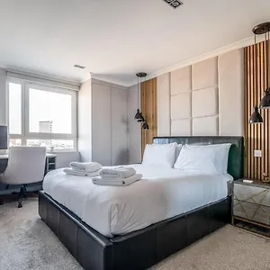 Canary Wharf Retreat With Free Secure Parking , London United Kingdom